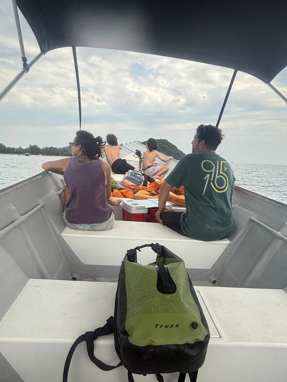 Família em passeio de barco rumo às ilhas