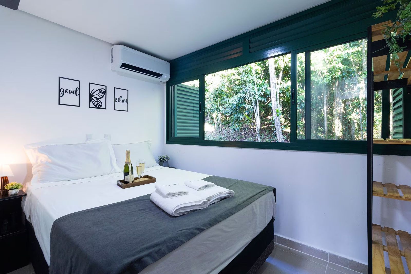 Quarto de casal com janela para a mata