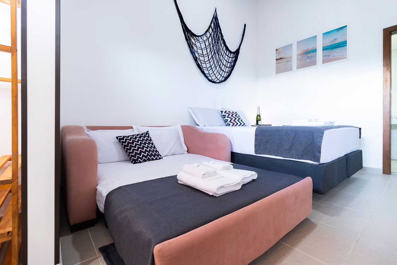 Quarto com cama de casal e sofá