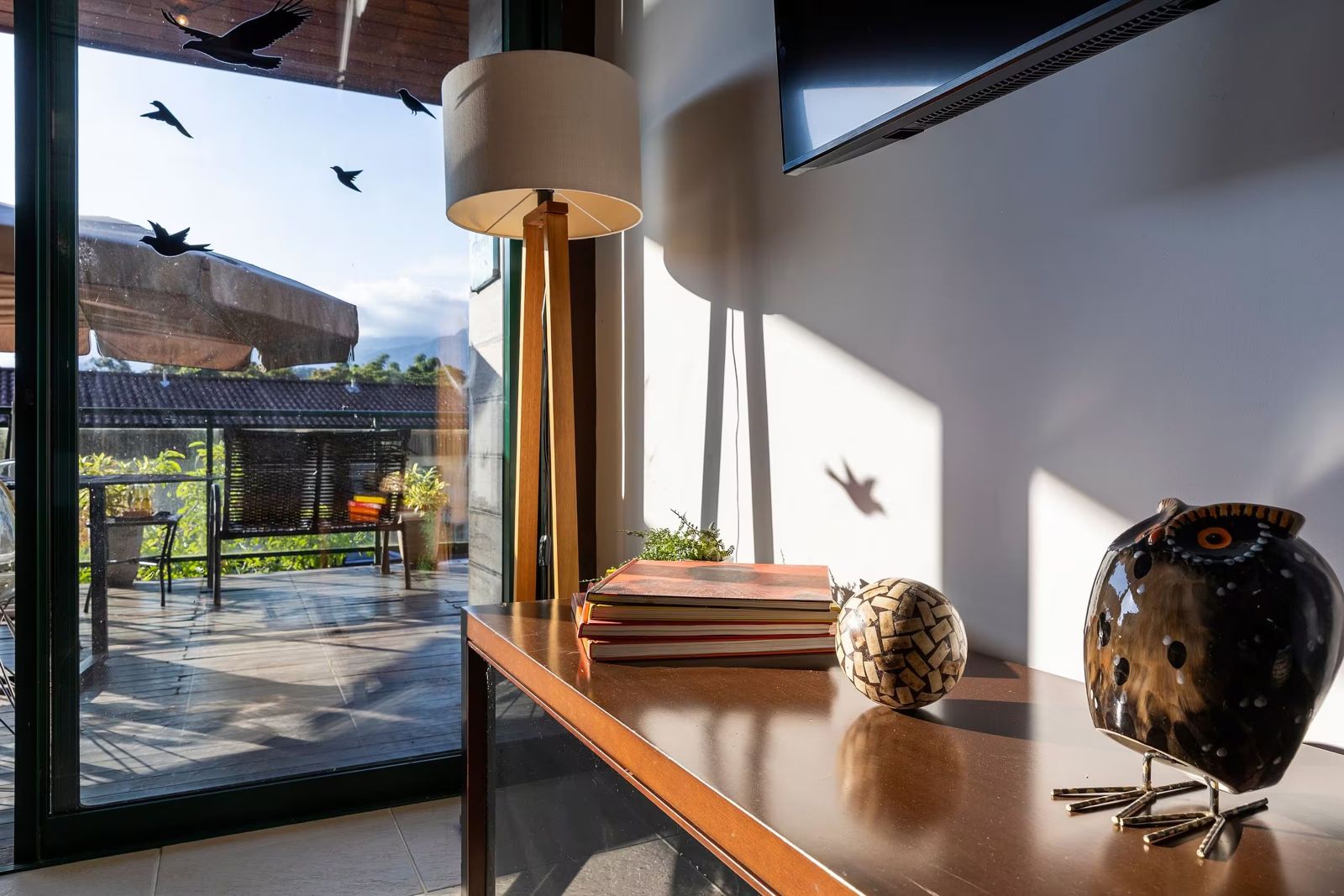 Aparador com objetos de decoração e vista