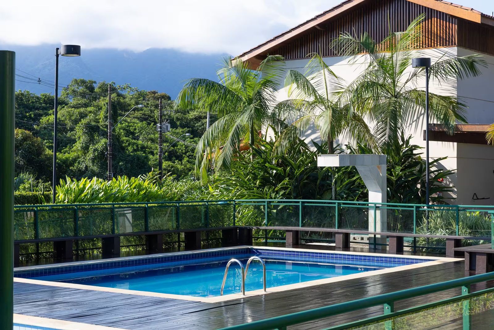 Piscina da casa de Barra do Una com a serra ao fundo