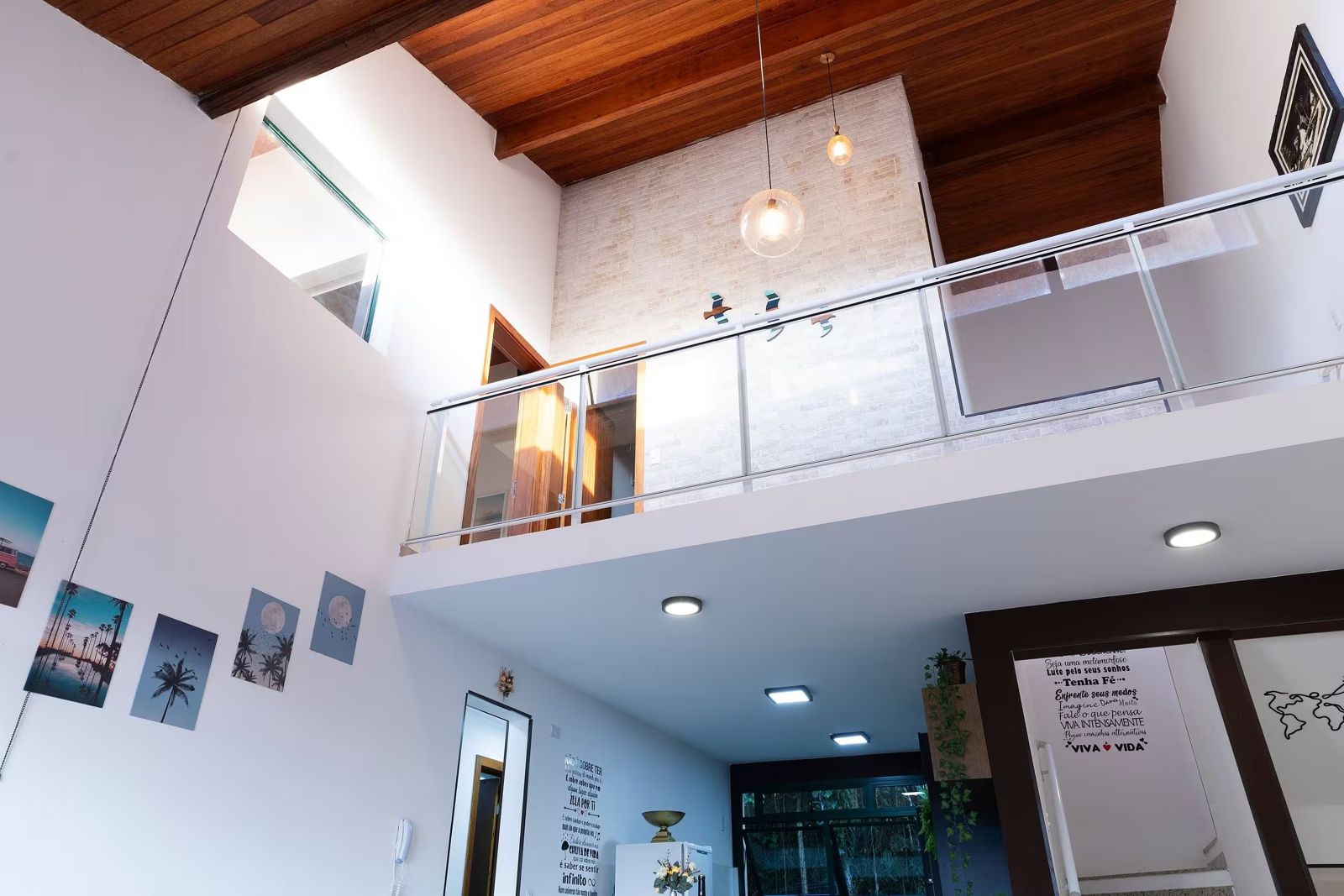 Sala com pé-direito alto e mezanino