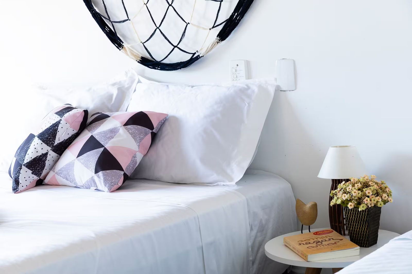 Detalhe de travesseiros na cama