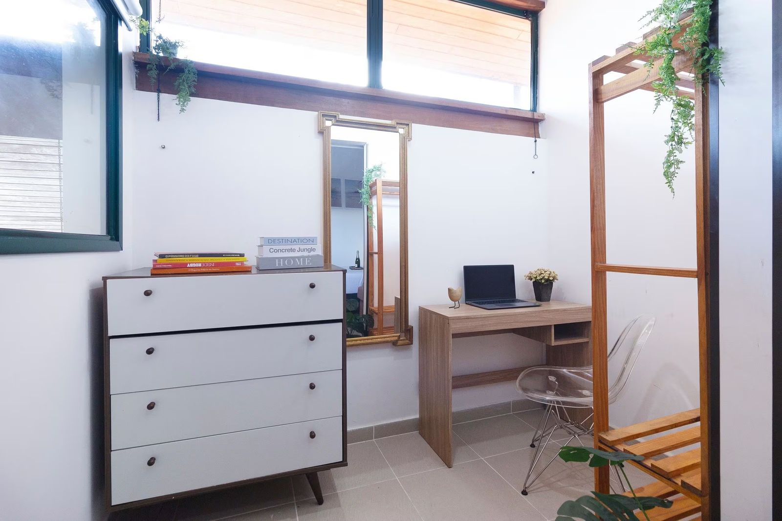 Quarto com cômoda e escrivaninha
