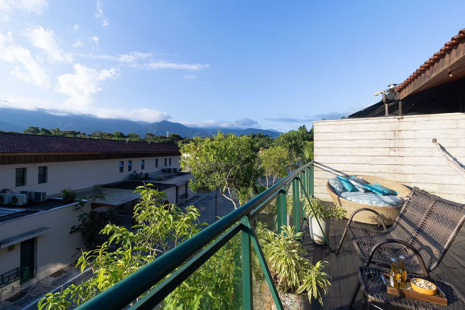 Terraço com plantas e vista da serra