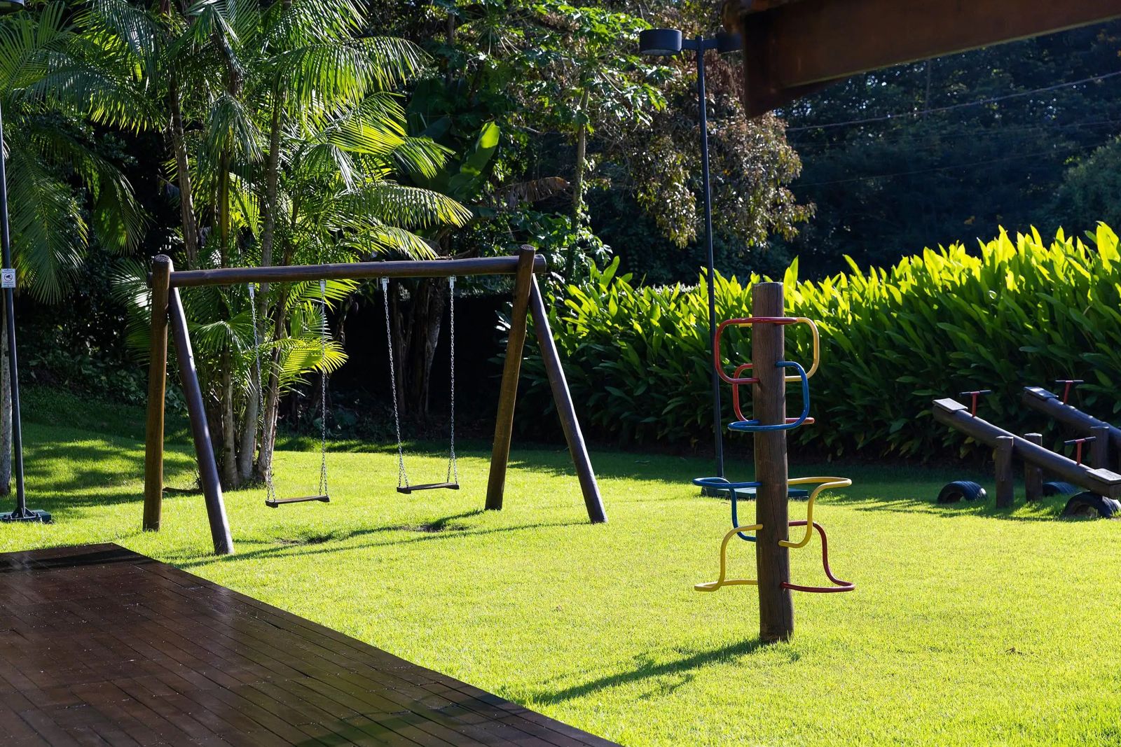 Jardim gramado com balanço