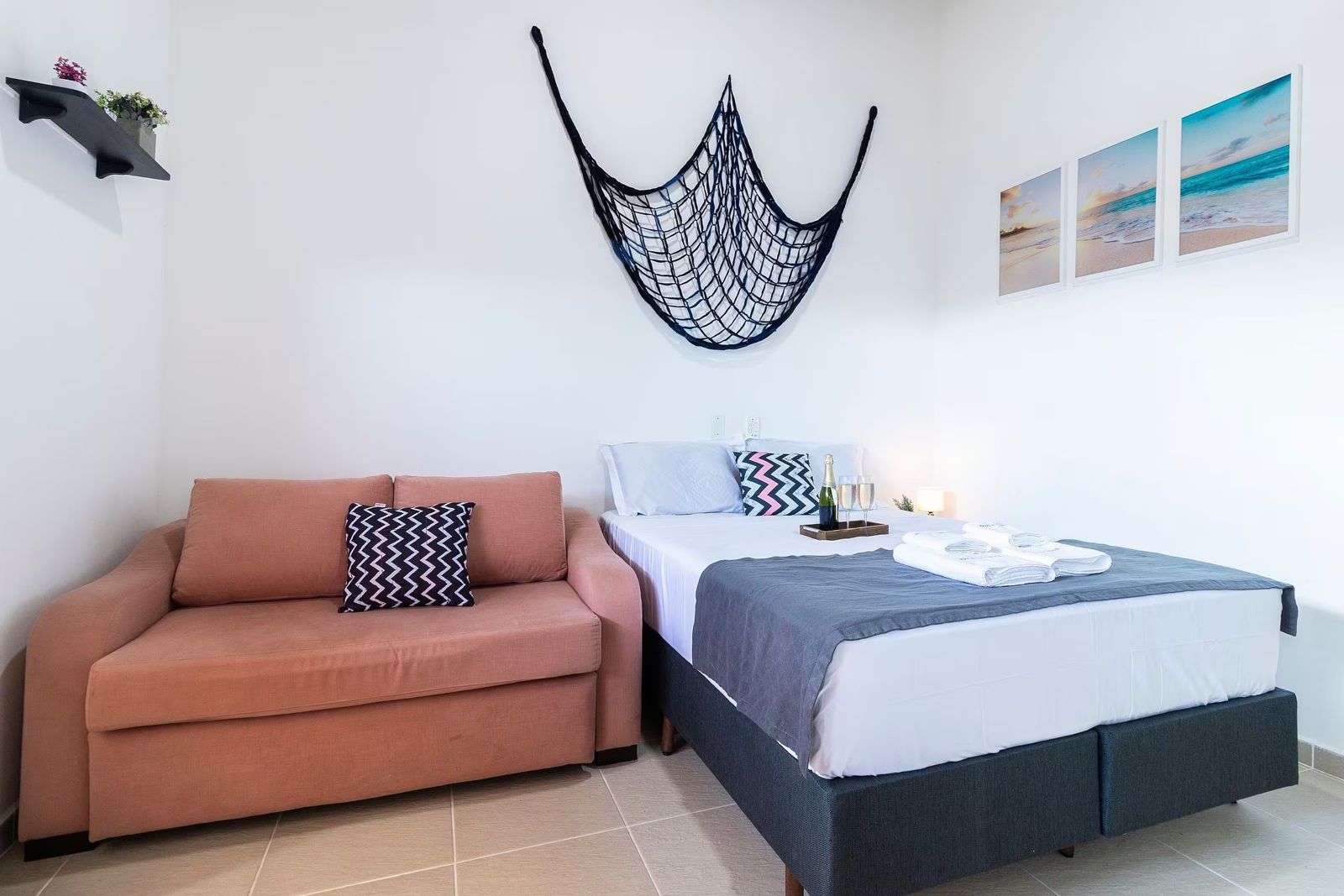 Quarto de casal com sofá