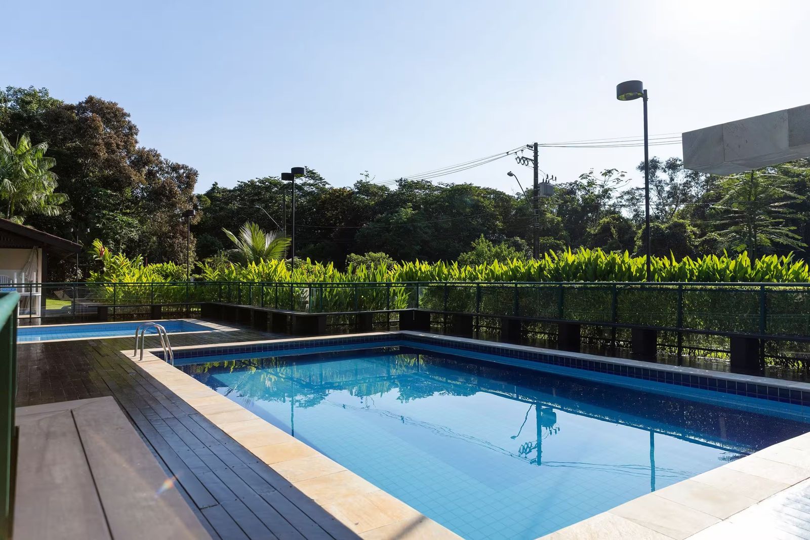 Piscina cercada de jardim