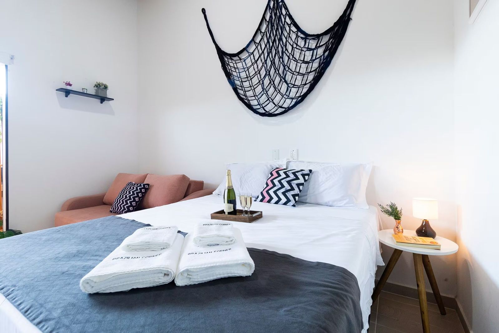 Quarto de casal com toalhas na cama