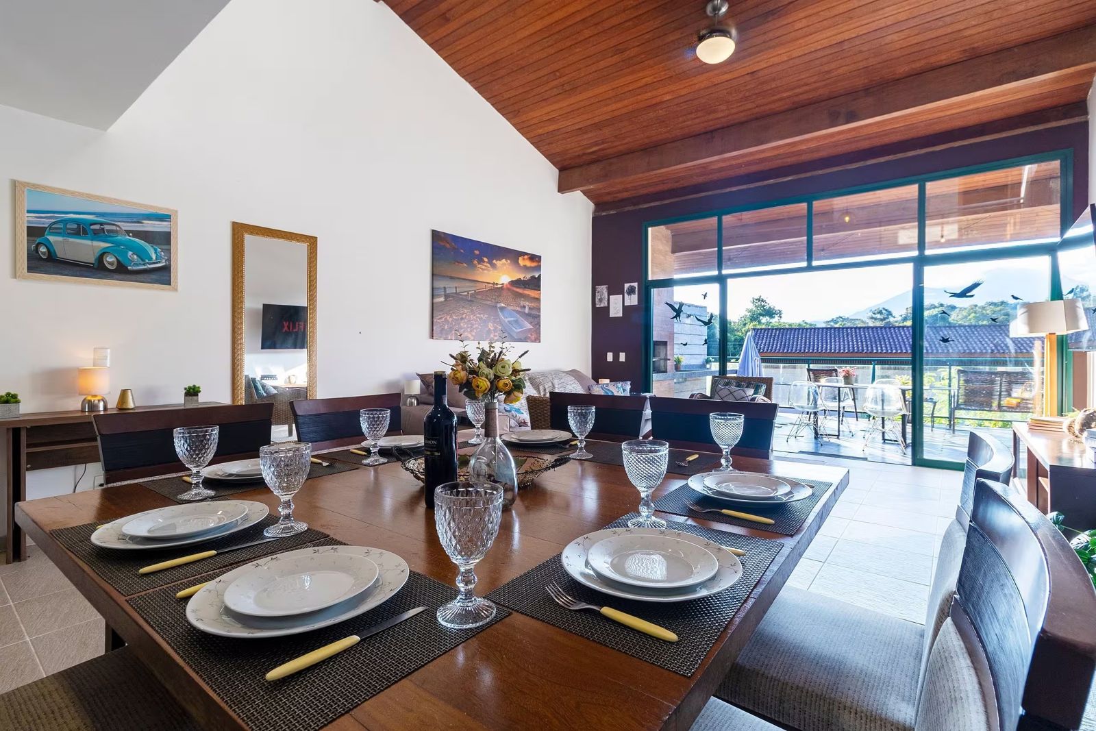 Mesa de jantar com taças e vista