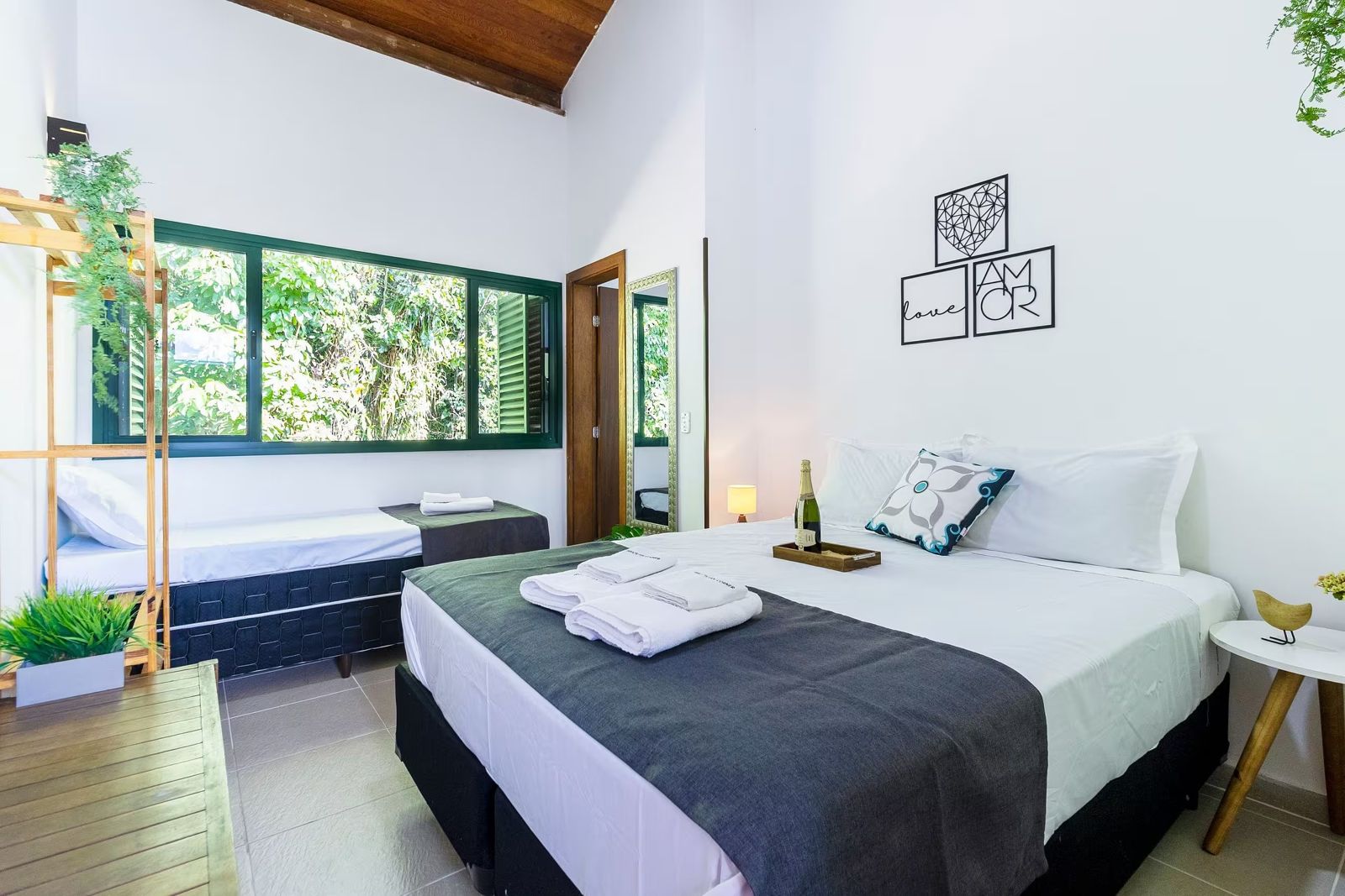 Quarto com janela e ar-condicionado