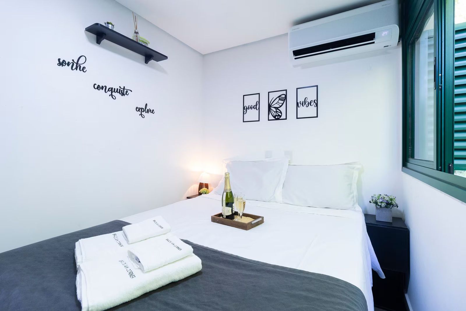 Quarto com ar-condicionado e quadros