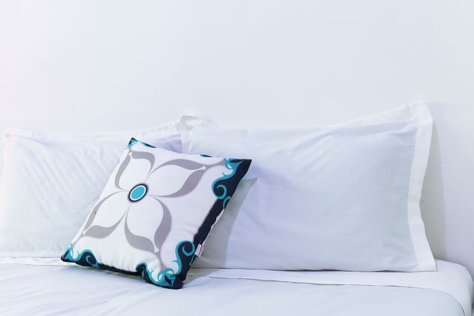 Detalhe de almofada na cama