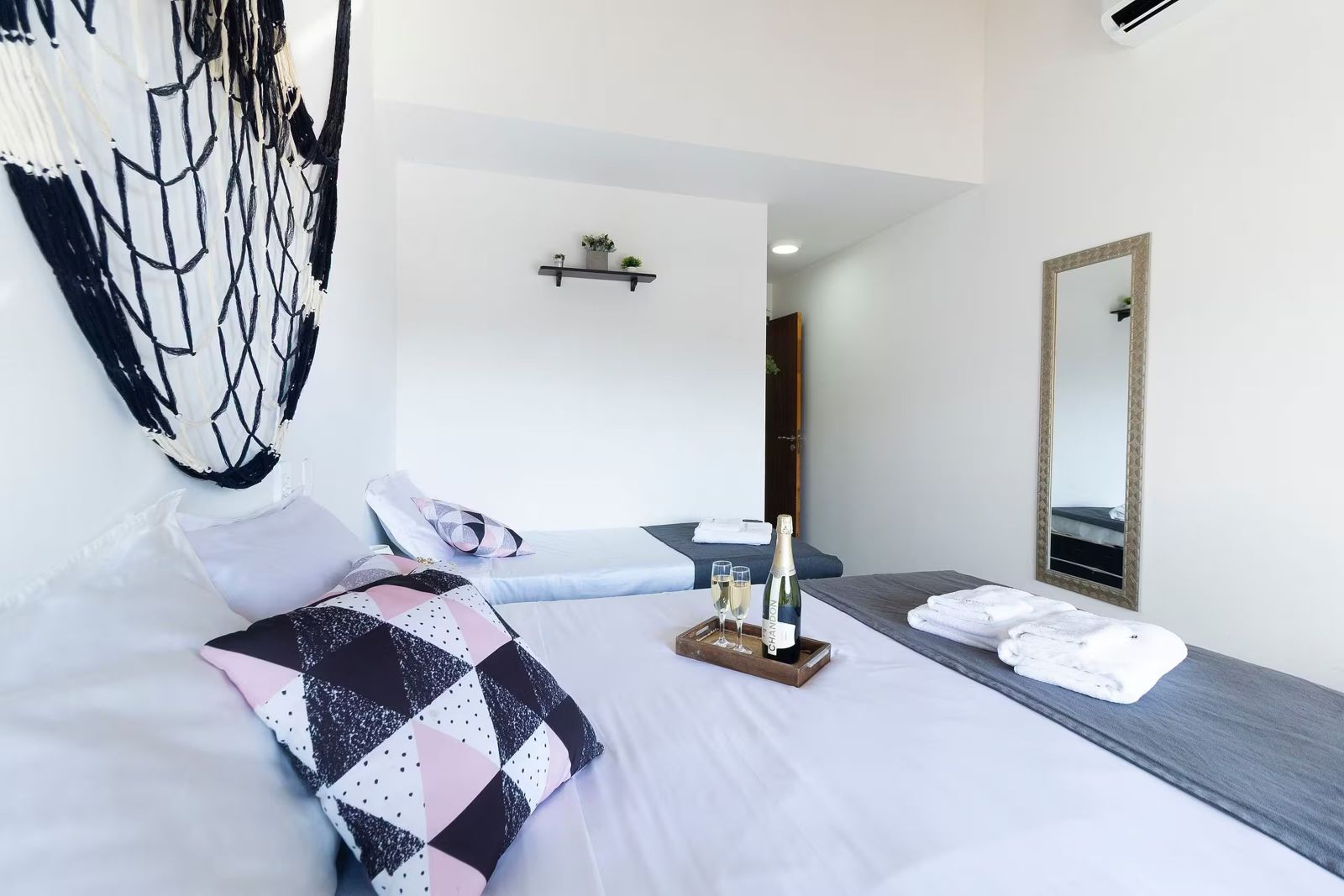 Quarto com cama de casal e espelho