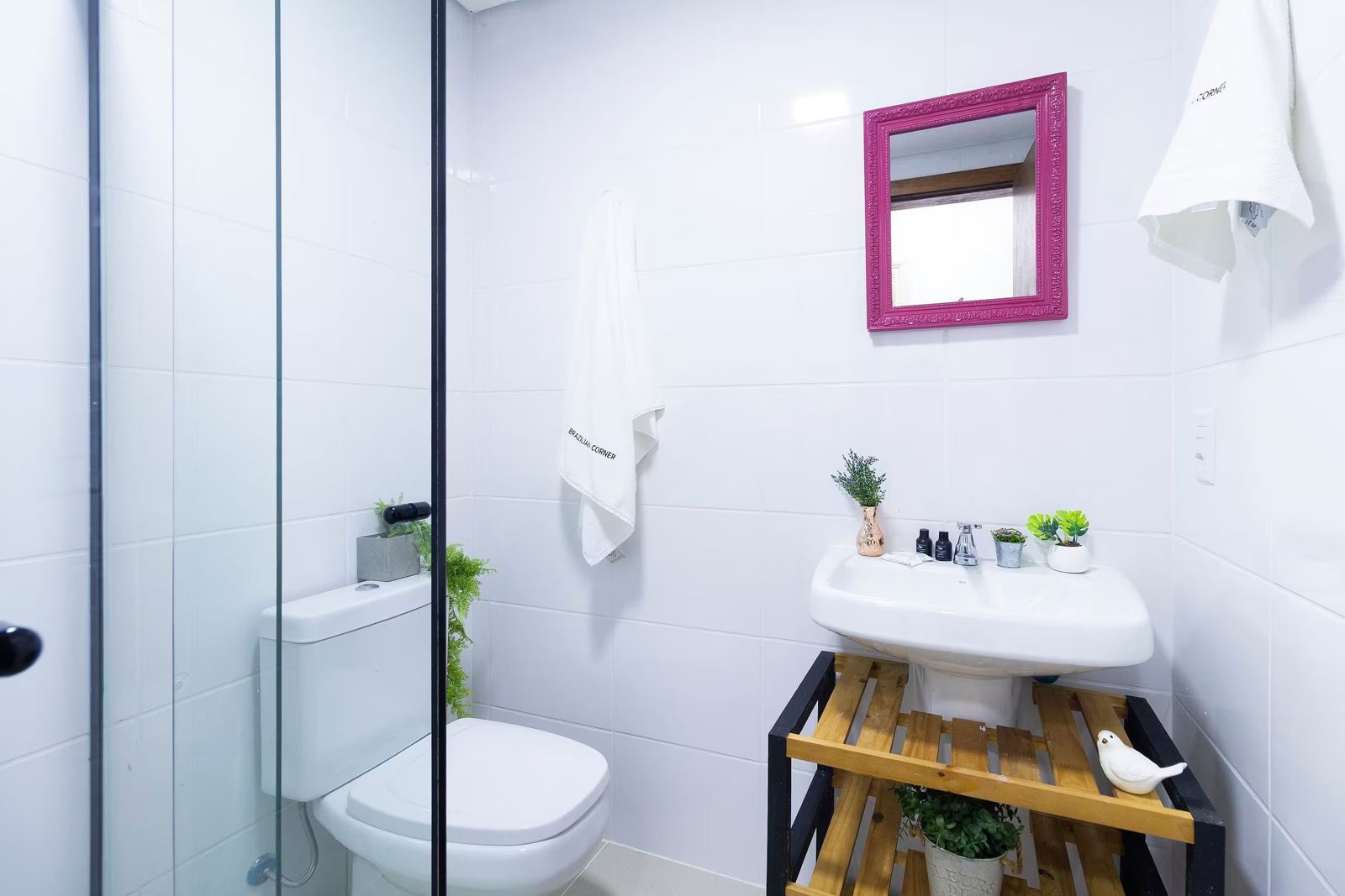 Lavabo com espelho rosa