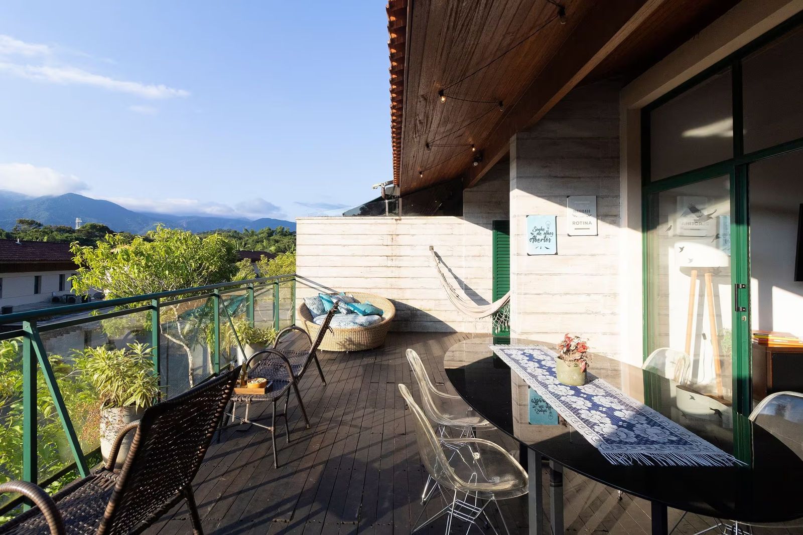 Varanda com mesa e vista para a mata