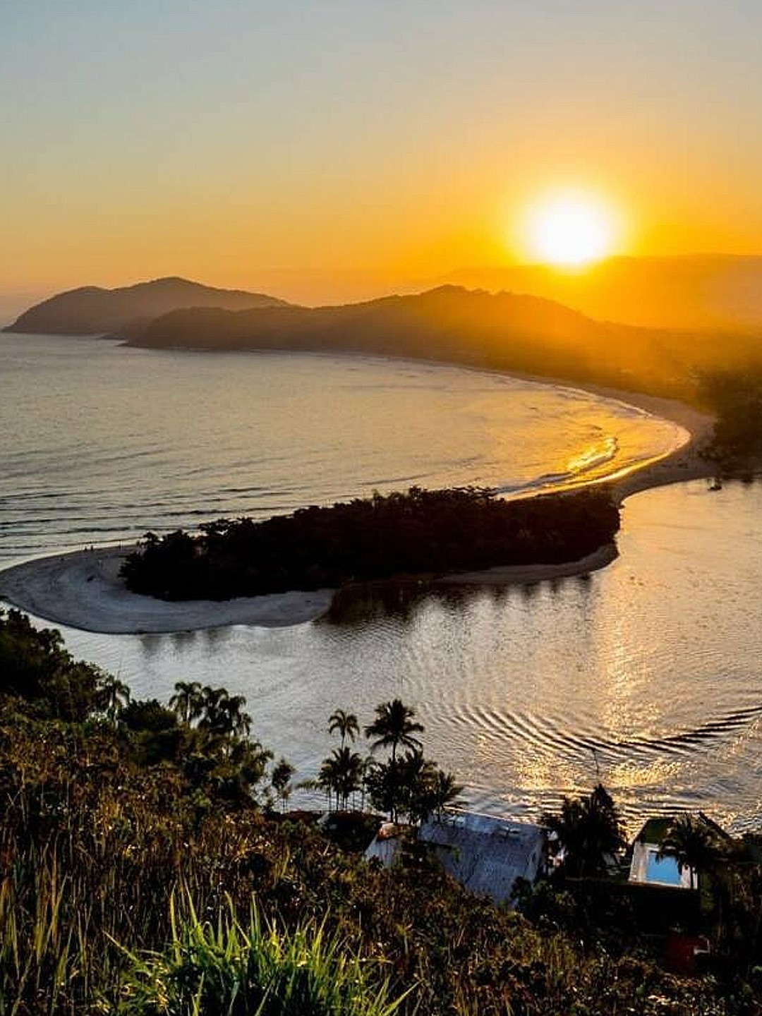 Pôr do sol visto do mirante sobre a Barra do Una, com o rio encontrando o mar