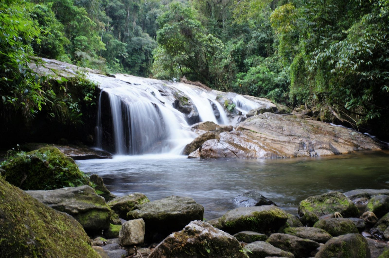Cachoeira entre pedras e Mata Atlântica