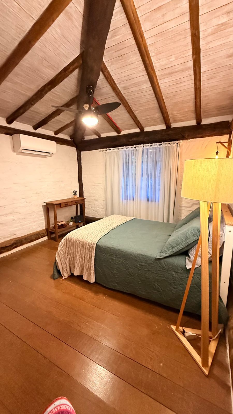 Quarto com cama de casal e janela