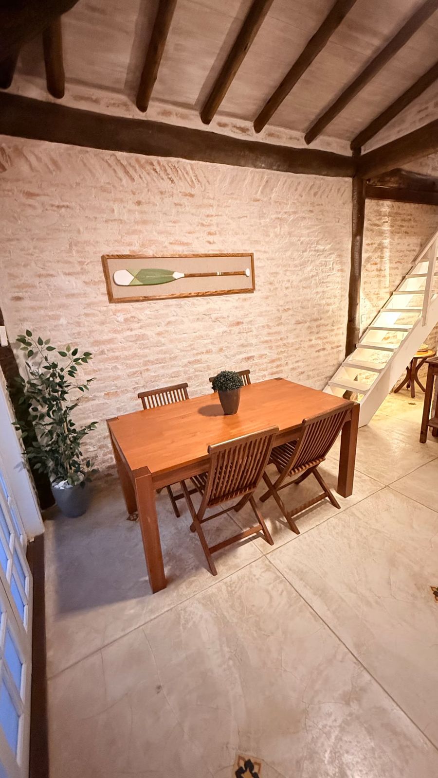Mesa de jantar com vigas aparentes