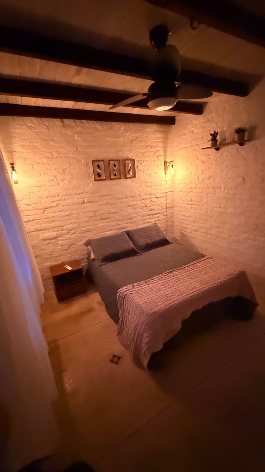 Quarto com cama de casal e manta