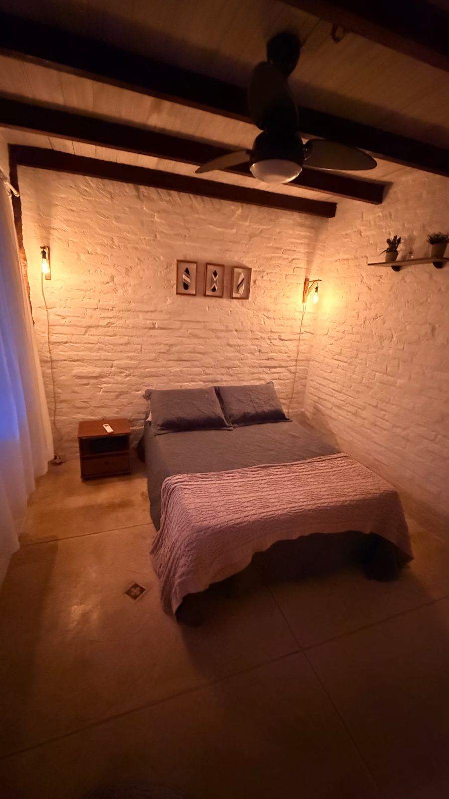 Quarto com parede de tijolinho