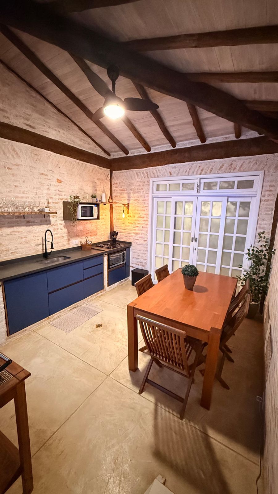 Cozinha com armários azuis e mesa