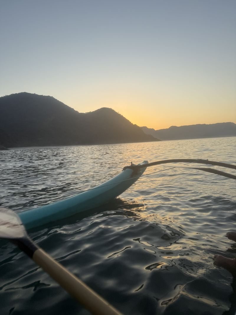 Canoa havaiana no mar calmo ao amanhecer