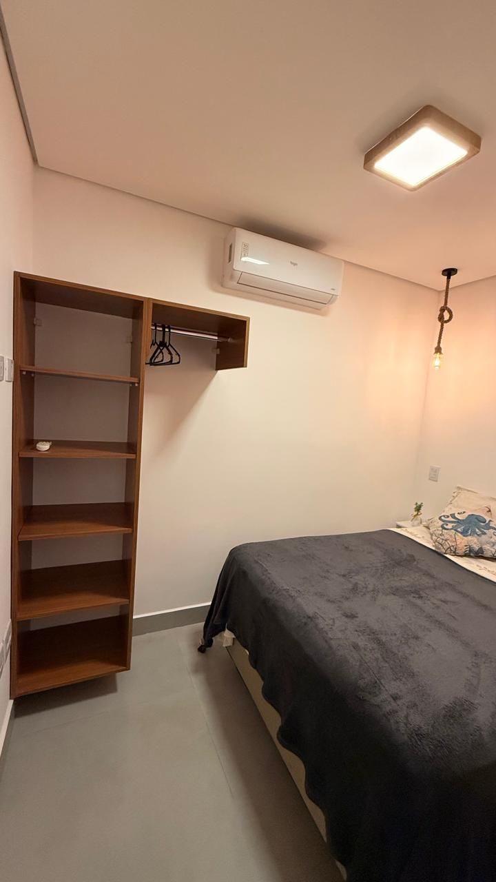 Suíte de casal com armário e ar-condicionado