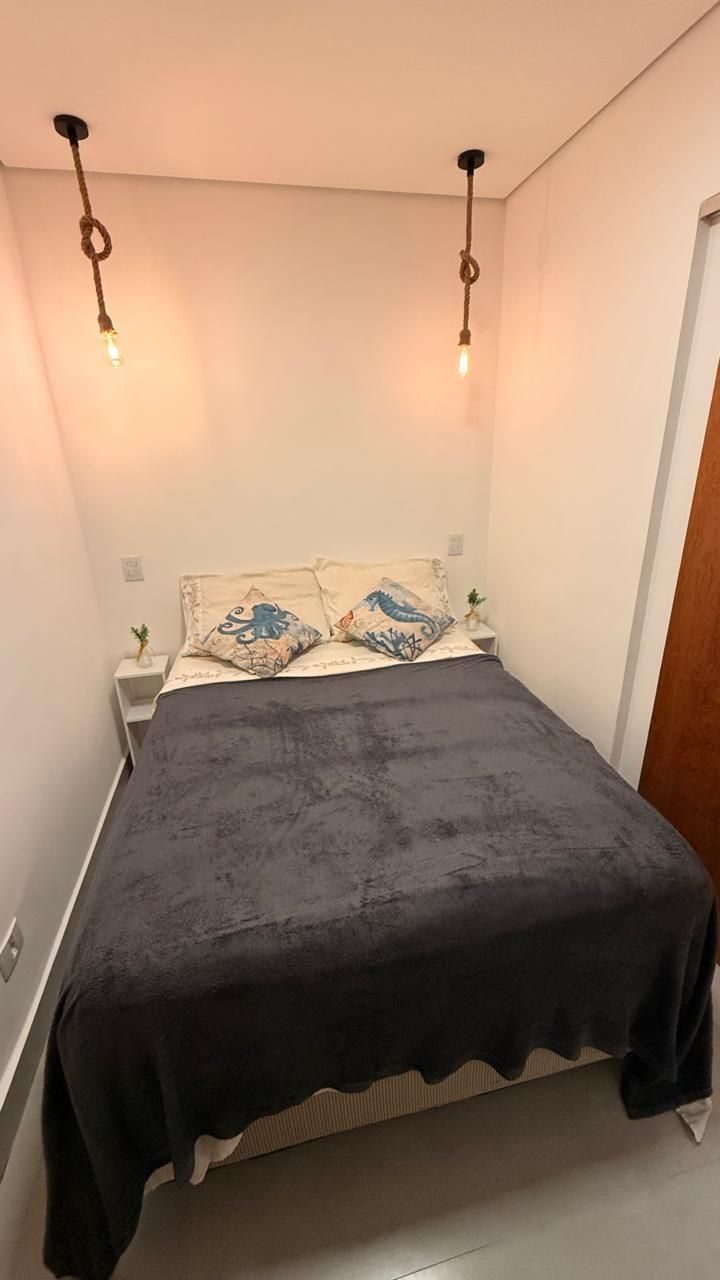 Suíte de casal com luminárias de corda
