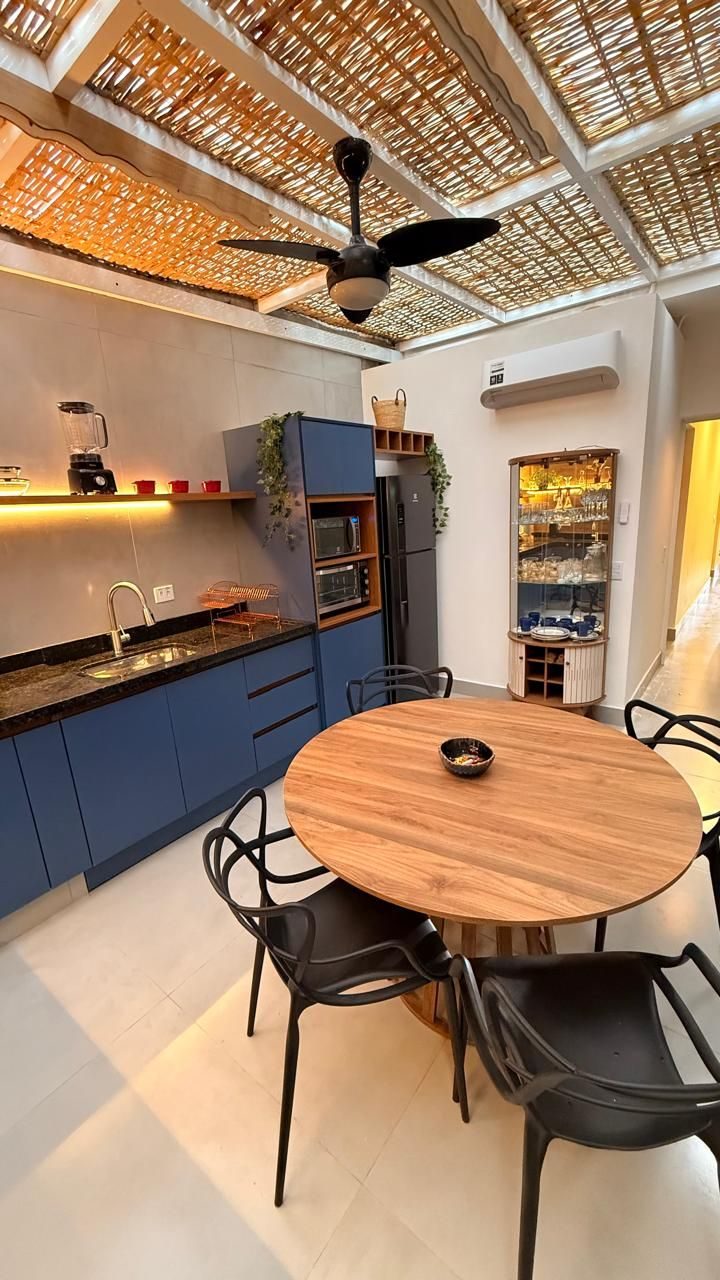 Cozinha com geladeira, micro-ondas, forno e cristaleira