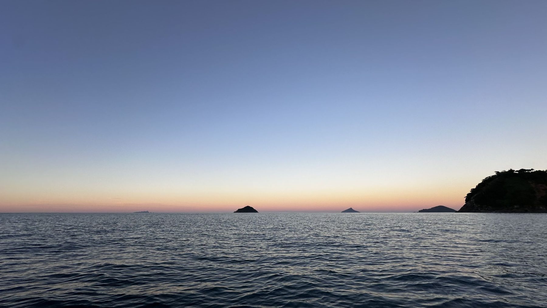 Ilhas no horizonte do litoral norte ao entardecer