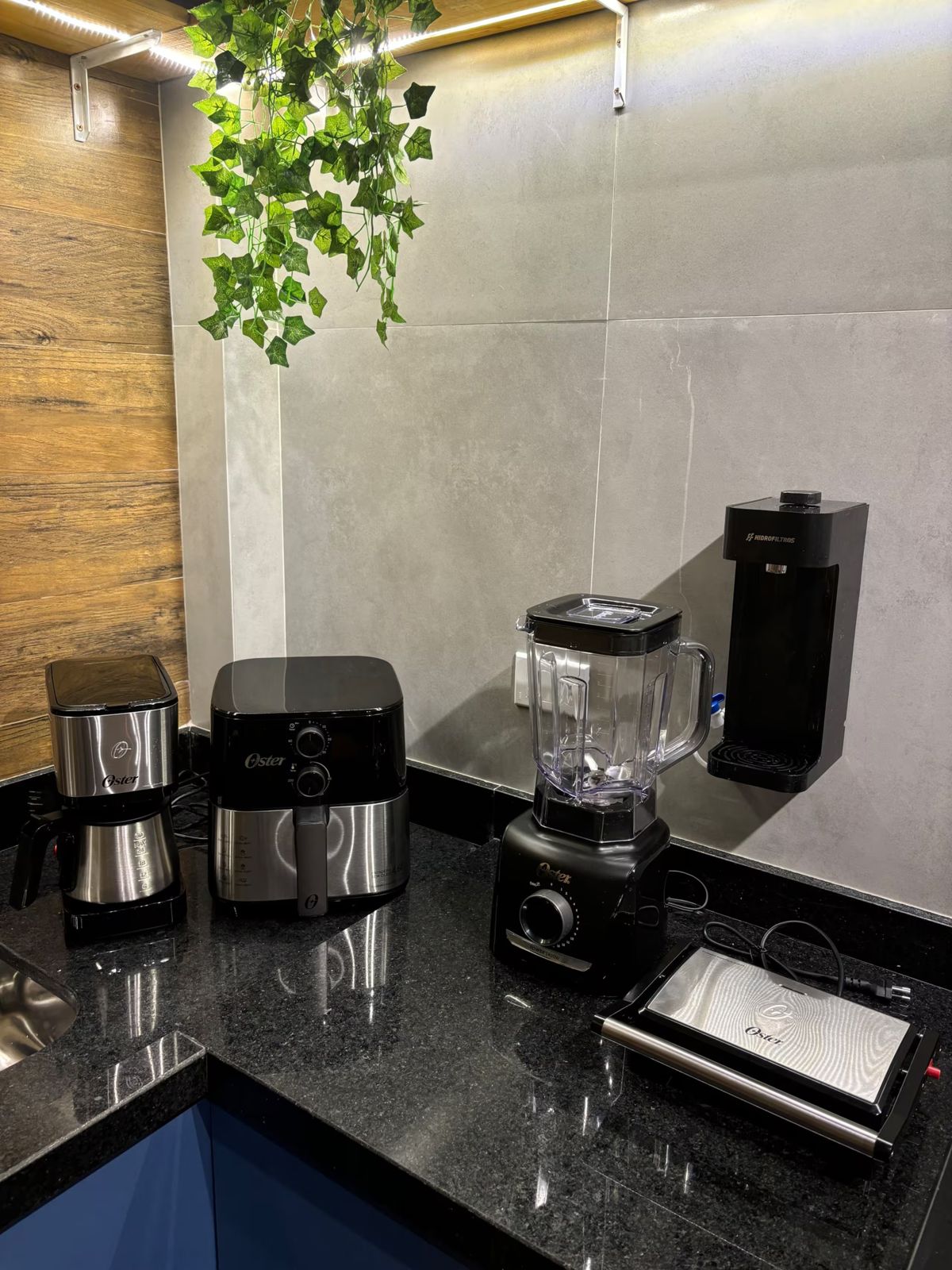 Airfryer, cafeteira e liquidificador na bancada
