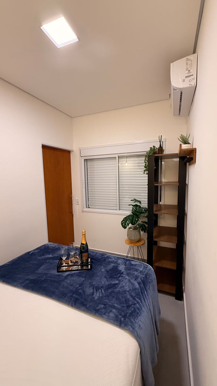 Quarto com cama e estante