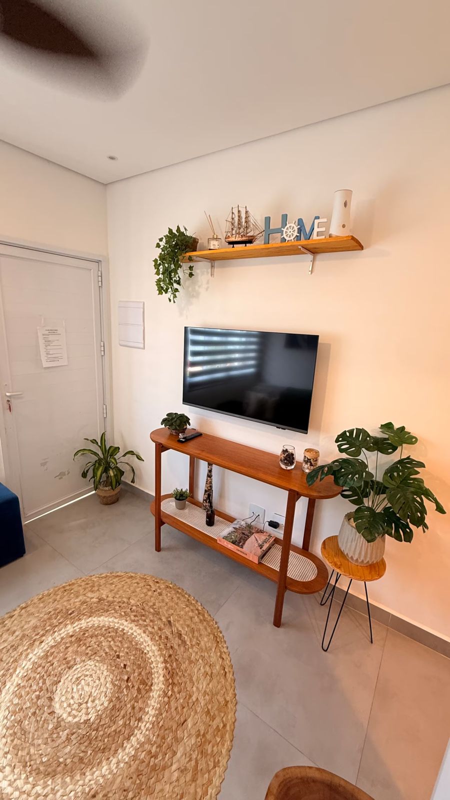 Smart TV com aparador e plantas