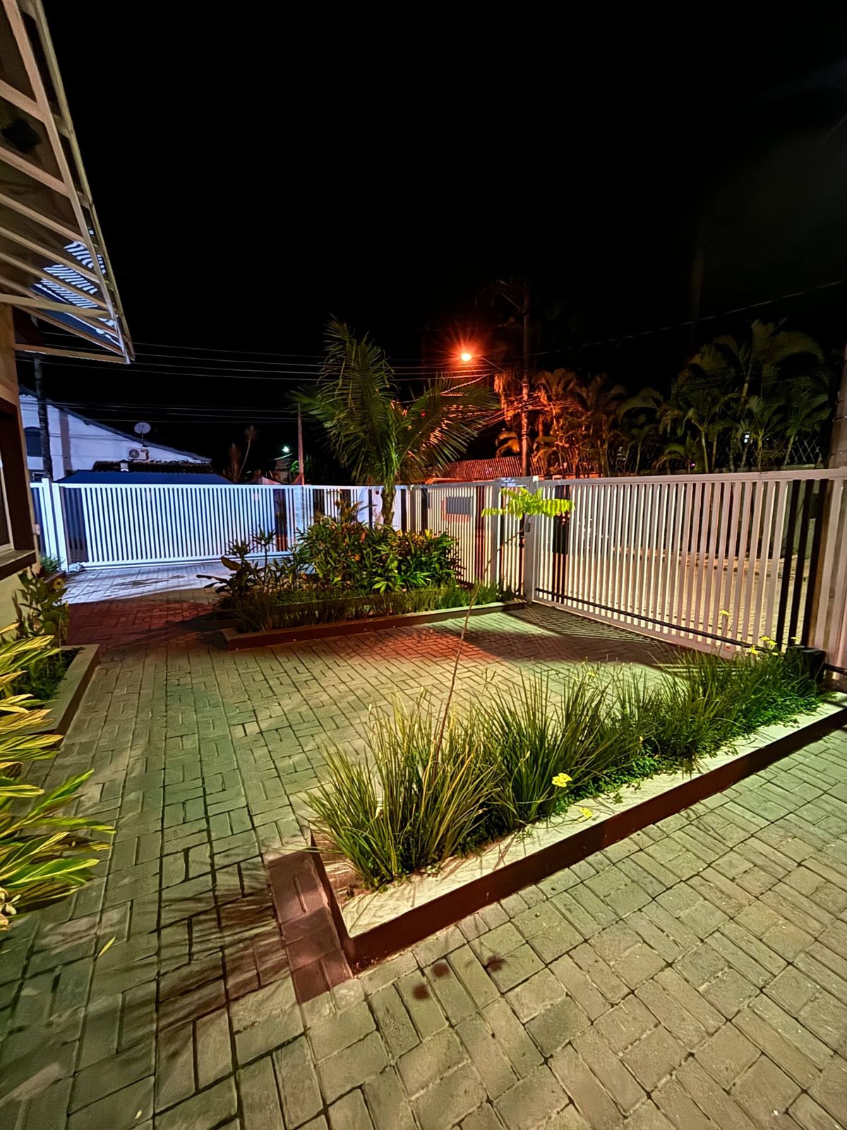 Jardim iluminado à noite