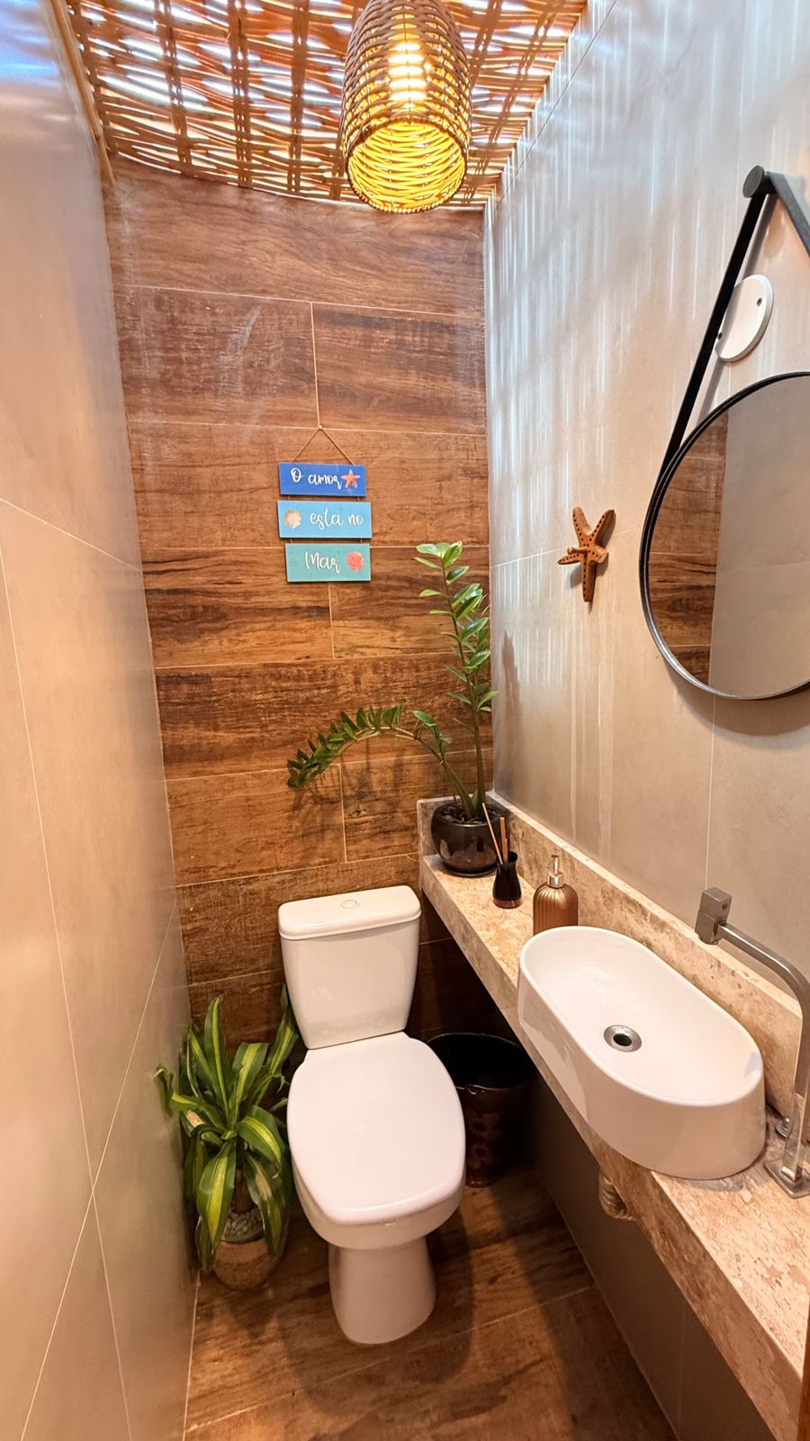 Lavabo com revestimento de madeira