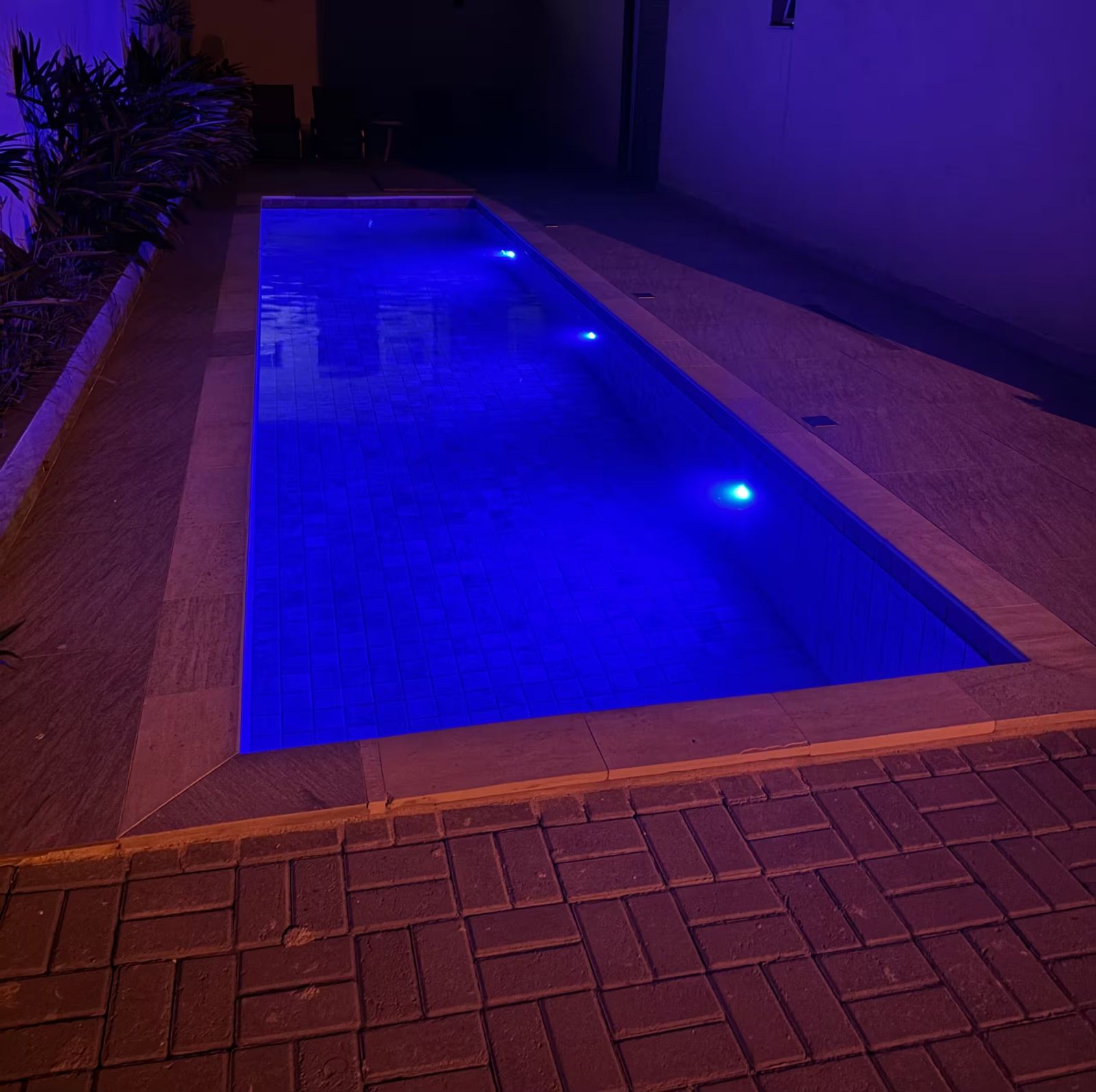 Piscina com luz azul à noite