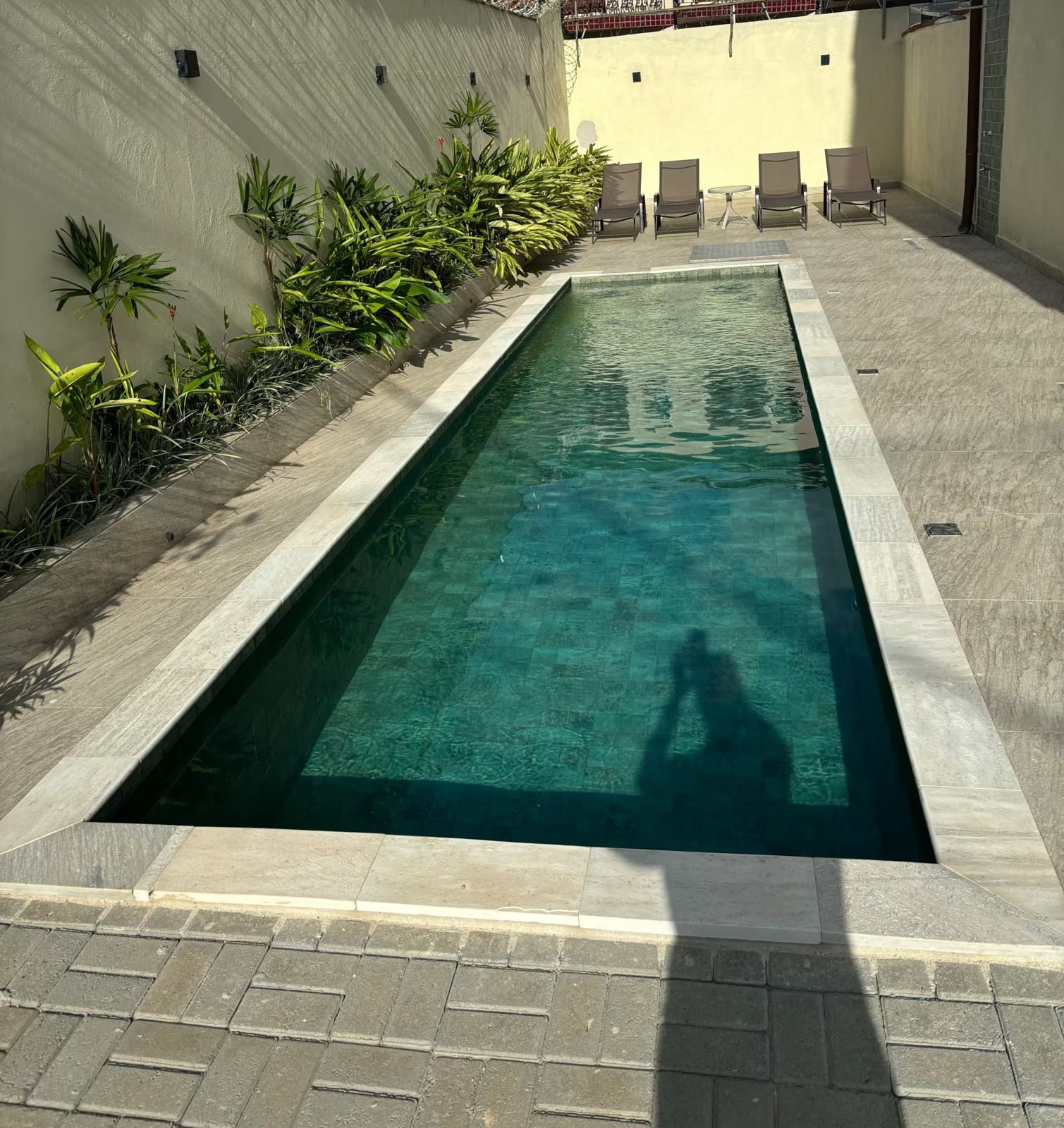 Piscina com deck e espreguiçadeiras