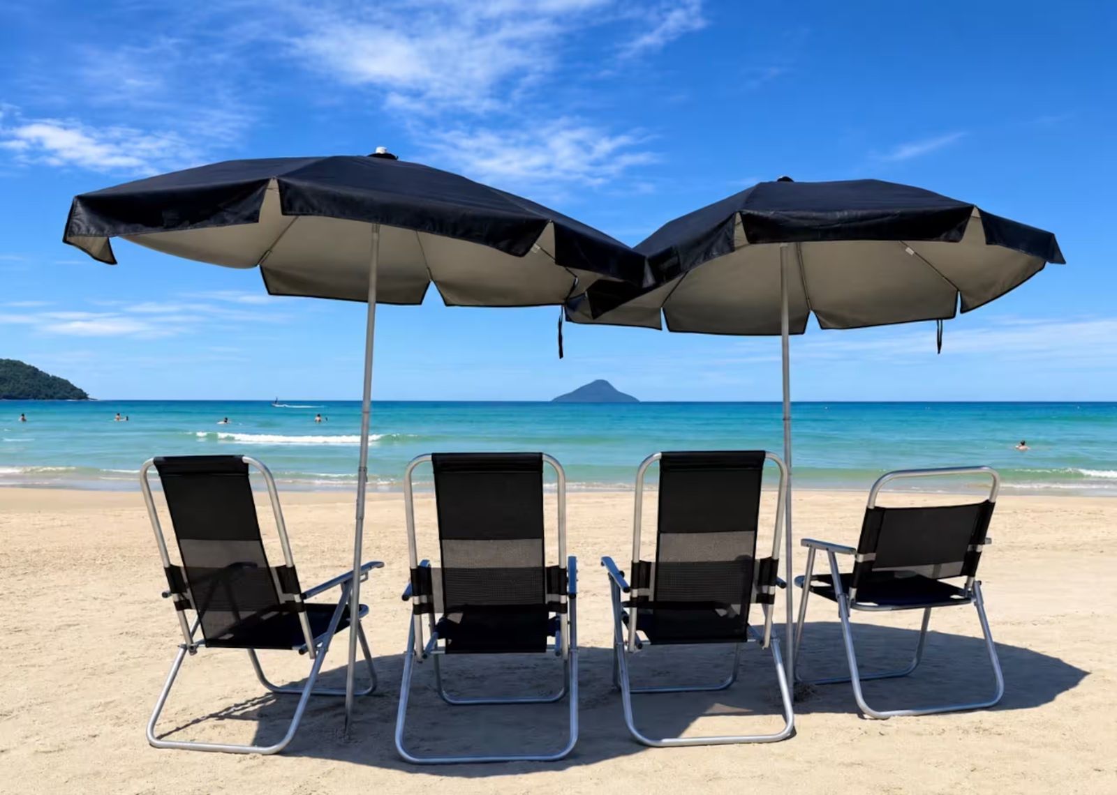 Cadeiras e guarda-sóis na praia de Juquehy