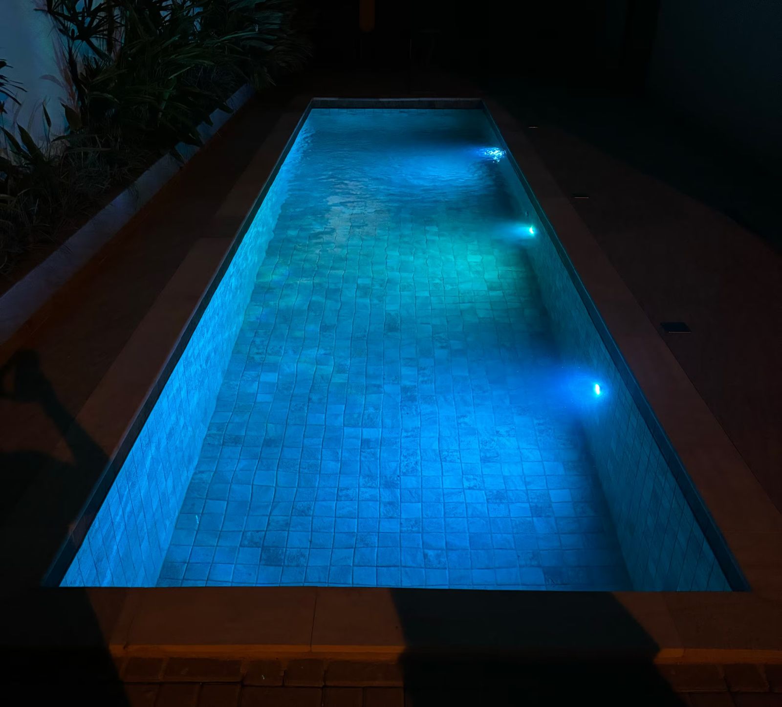Piscina iluminada à noite