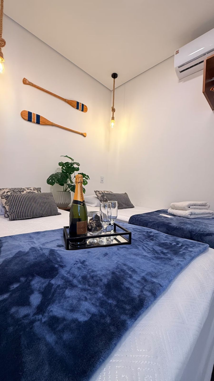 Quarto com duas camas de solteiro