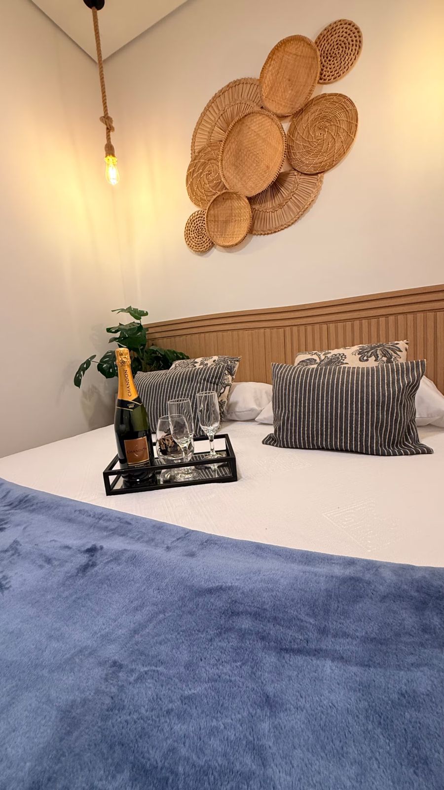 Cama de casal com decoração de palha