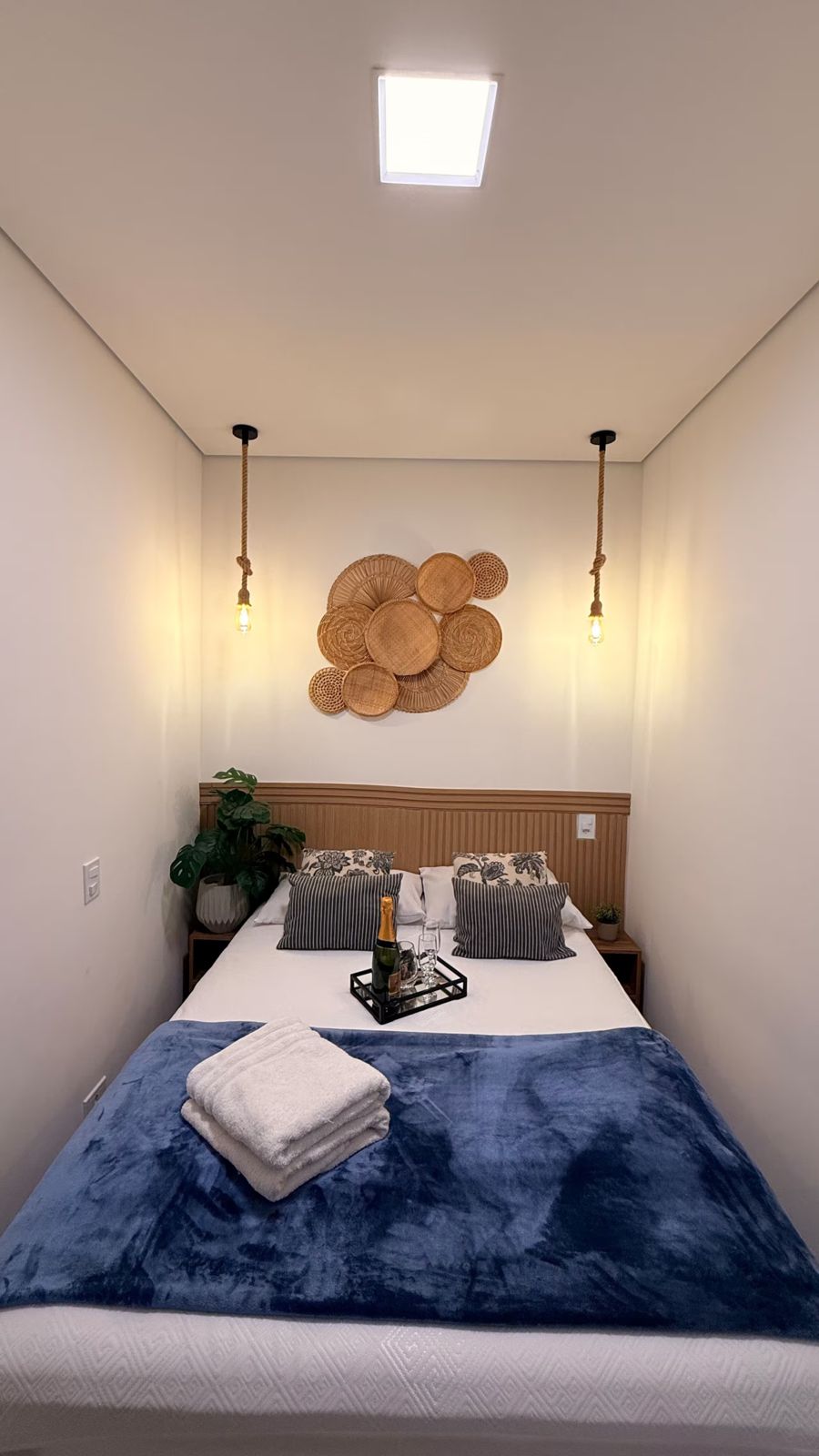 Quarto de casal com toalhas na cama