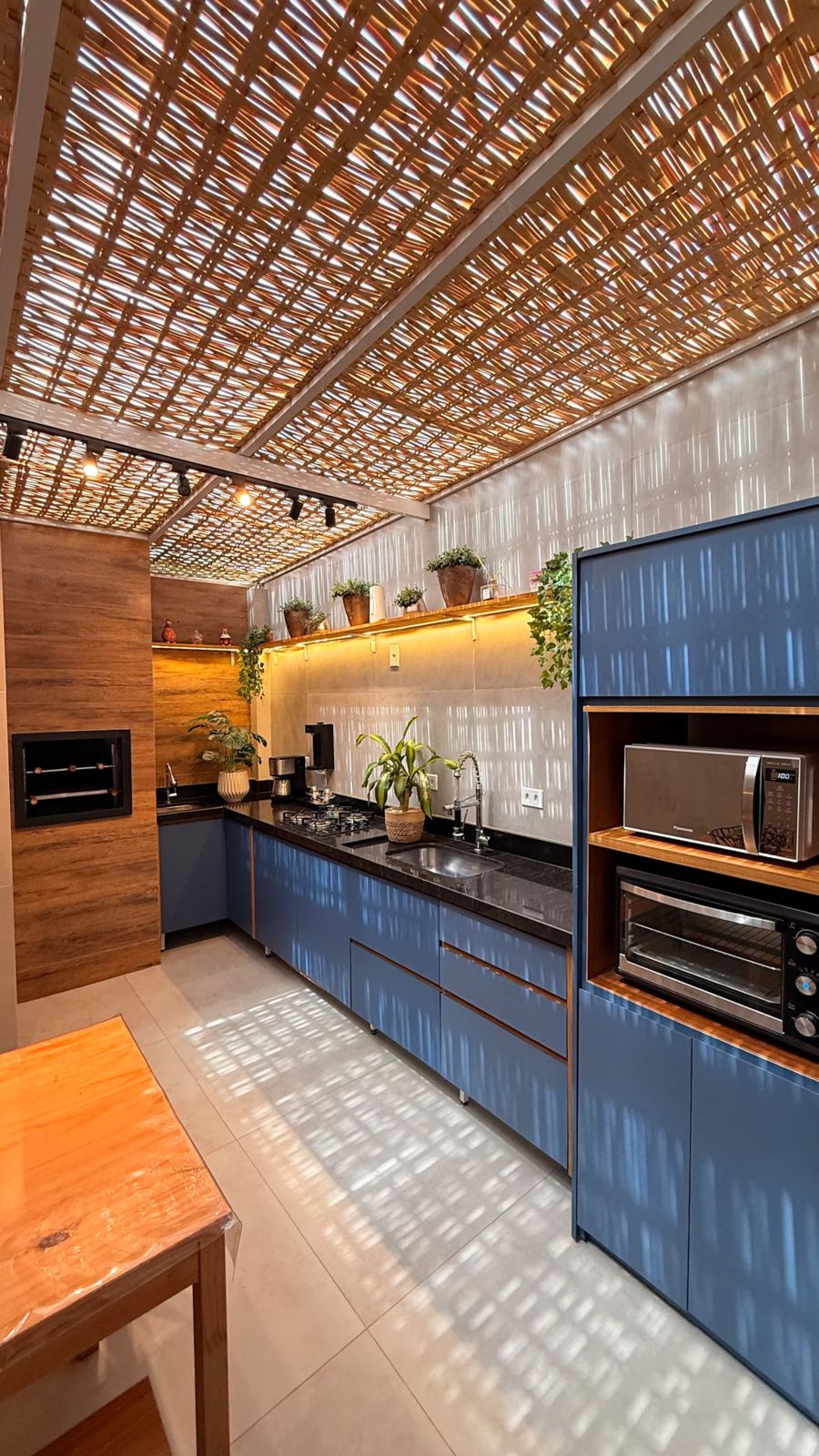 Cozinha com micro-ondas e forno