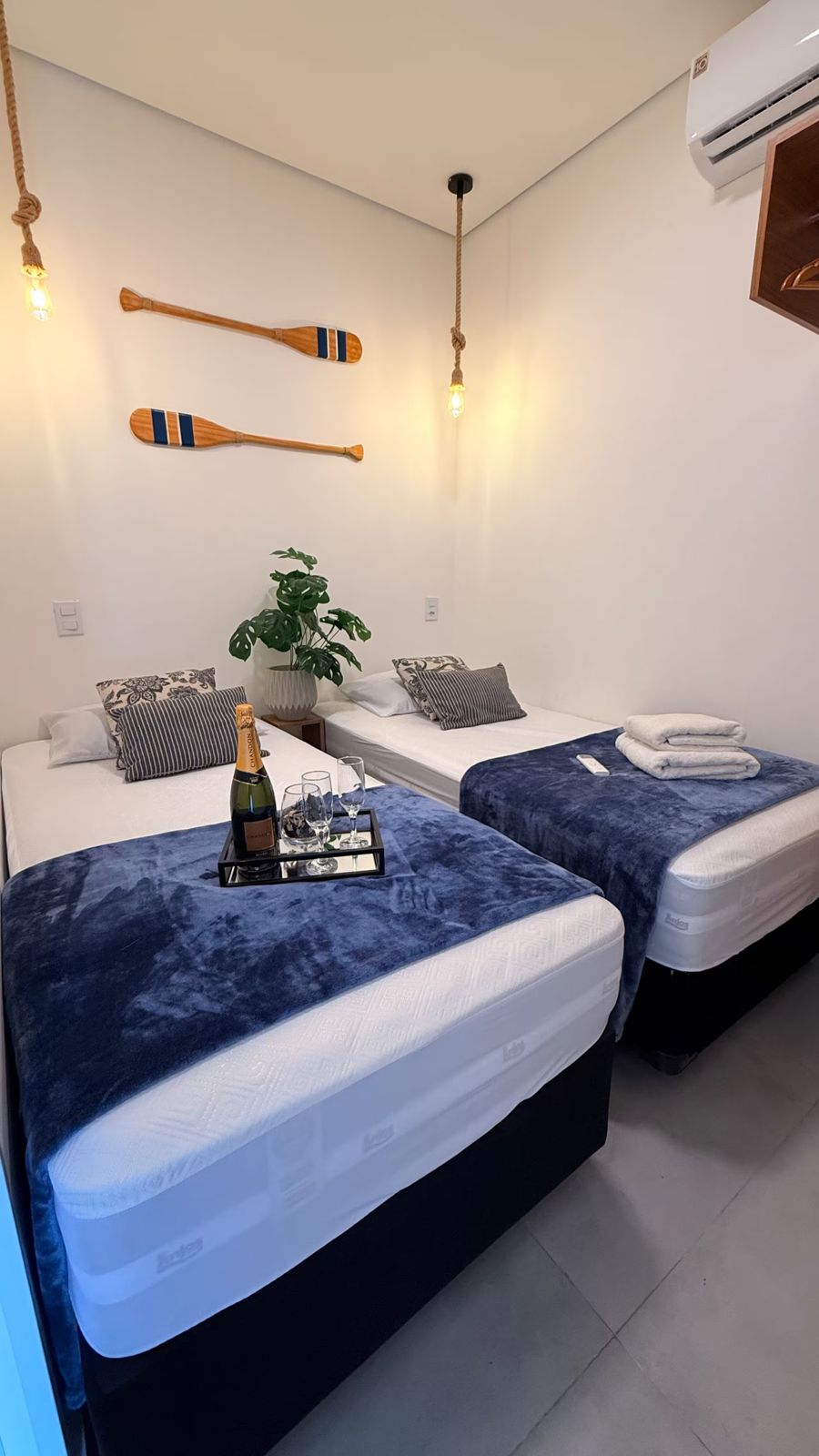 Duas camas de solteiro com remos decorativos