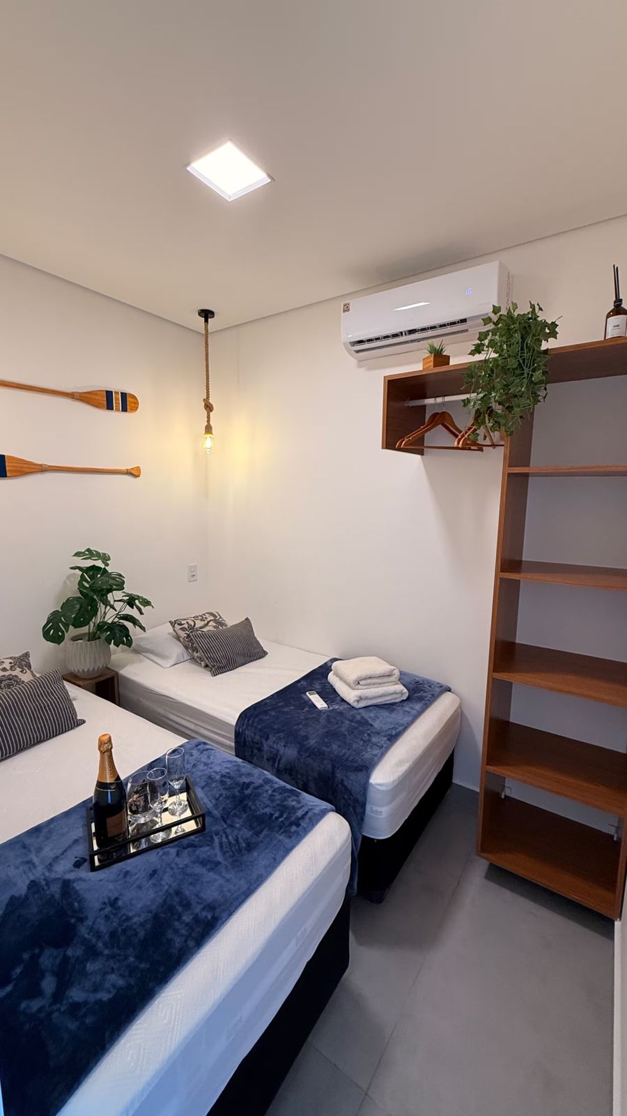 Quarto de solteiro com estante