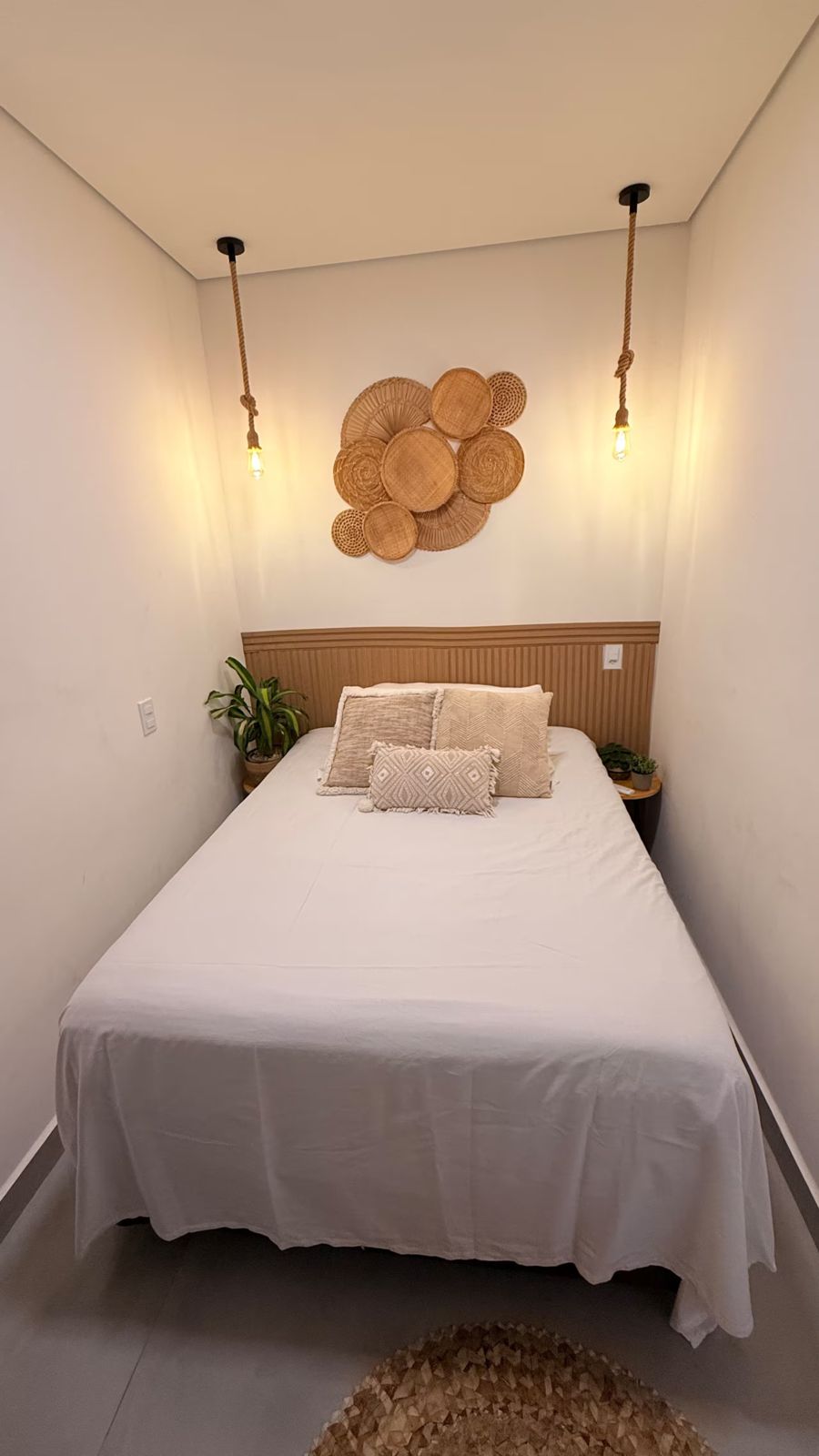 Cama de casal com enxoval branco