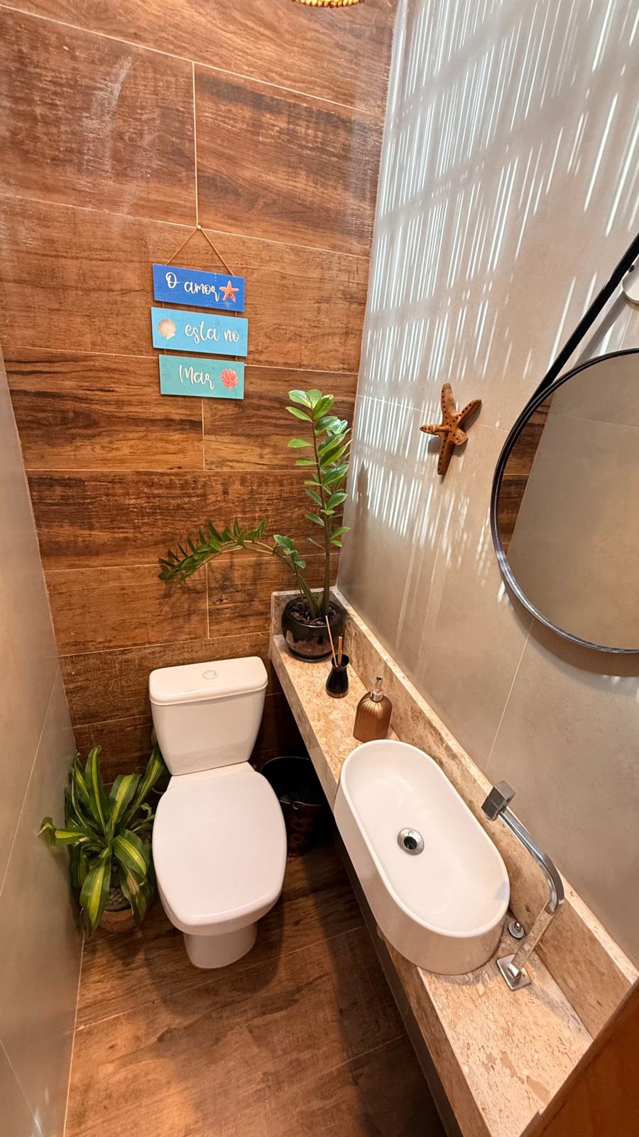 Lavabo com bancada e planta