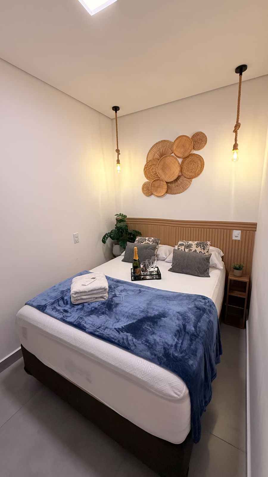 Quarto de casal com luminárias pendentes